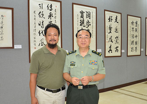 军事博物馆政委孟世强少将与画家交流合影