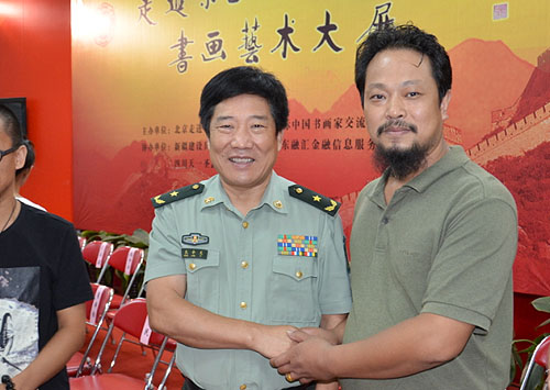 军事博物馆馆长孔令义少将与画家交流合影